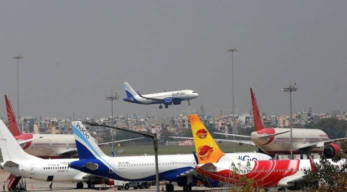 लॉकडाउन में रेल के बाद अब फ्लाइट को भी मिली हरी झंडी लेकिन नहीं लें फ्लाइट टिकट, ये हैं 5 बड़ी वजहें Flight Booking started in lockdown